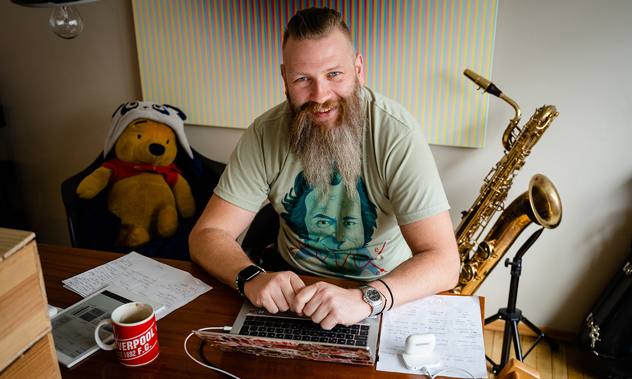 Yngvar Jørg Ugland sitter ved PC i sitt hjemmekontor