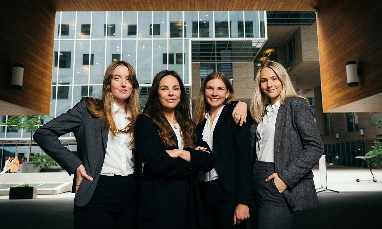 Victoria Skøtt Dahl, Julie Høiestad Stenberg, Helene Sofie Bakke og Rebekke Helland er summerinturns i Wealth Management i DNB.
