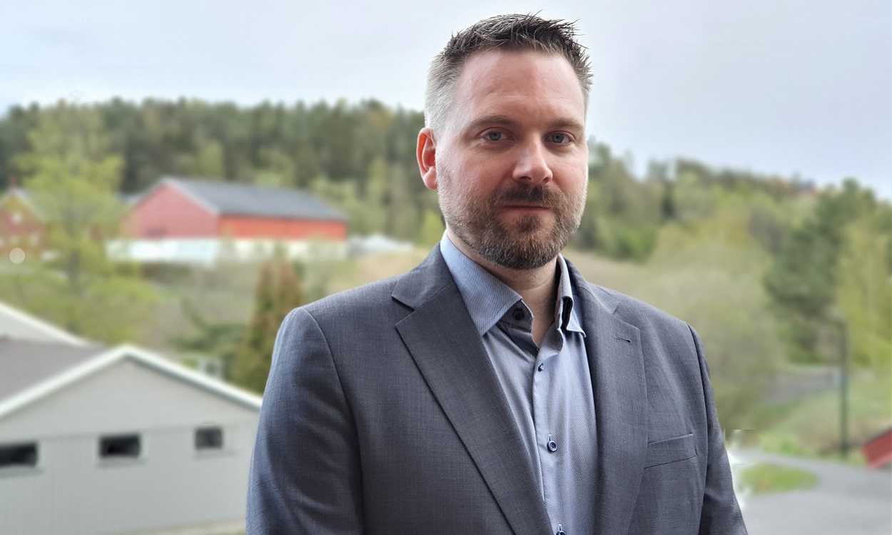 Lars Eirik Berg, sikkerhetssjef i DNB stående ute med noen hus i bakgrunnen