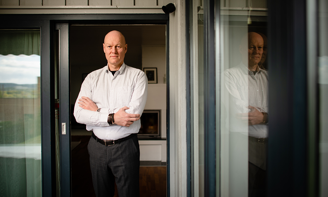 Thomas Grieg Sætren står utenfor sitt hus