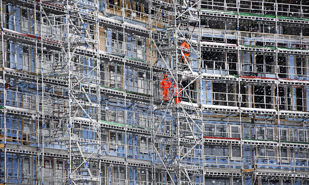 Bygg begynner Ã¥ merke konsekvensen av "sÃ¸ring-karantenen" i forbindelsen med korona-pandemien. De sliter med Ã¥ folk opp sÃ¸rfra til prosjekt i Alta. Her er prosjektet Skir i TromsÃ¸ som de vil fÃ¥ problemer med om situasjonen skal vedvare.Foto: Rune Stoltz Bertinussen / NTB scanpix