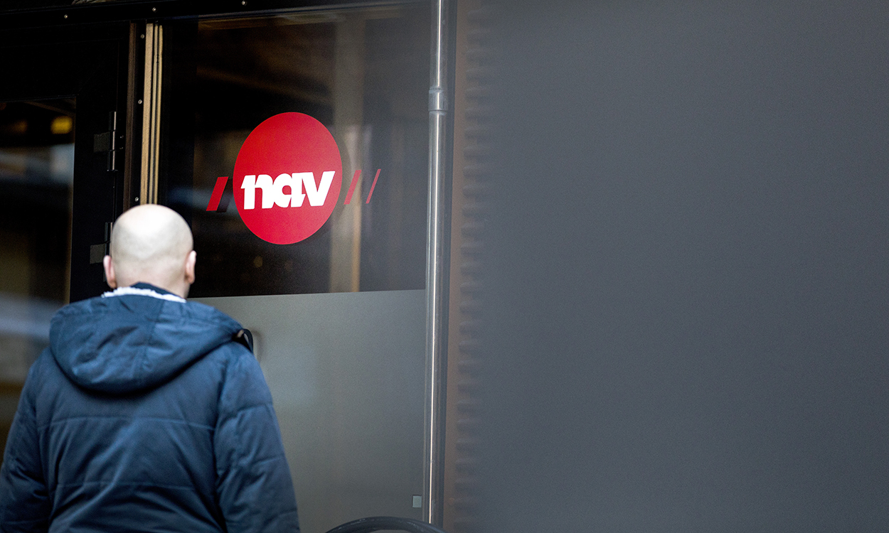 Illustrasjonsbilder: En mann utenfor med et NAV skilt. ModellklarertFoto: Gorm Kallestad / NTB scanpix